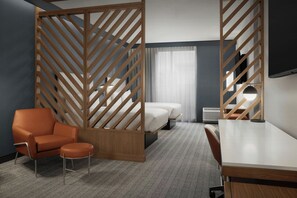 Suite executiva, diversos llits | Sala d'estar | Televisor de pantalla plana de 55 polzades amb canals per cable