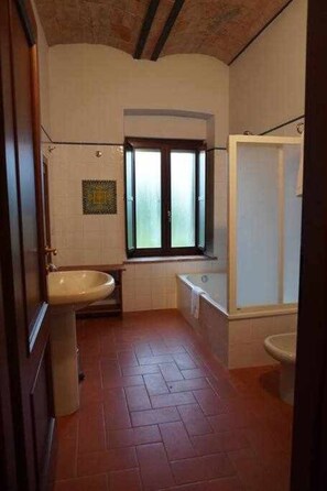 Hair dryer, bidet, towels, soap - One Bedroom Apartment With Private Garden in Tuscany (Albinia)