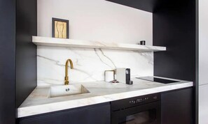 Kjøleskap, mikrobølgeovn, ovn og kokeplater