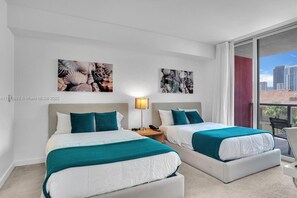 2 chambres, bureau, fer et planche à repasser, lit parapluie