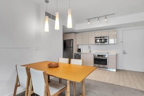Dining - Beautiful 2BR, Balcony, Pool, Near Beach & Fun (Hallandale Beach)