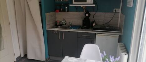 Réfrigérateur, micro-ondes, four, plaque de cuisson