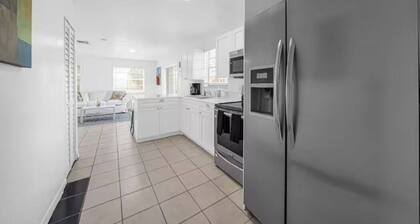 Heart of Calle 8 | Spacious 2/2 for Families