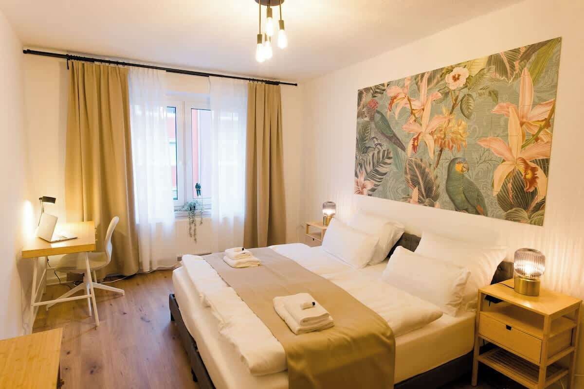 2 Schlafzimmer, Schreibtisch, Bügeleisen/Bügelbrett, Reisekinderbett