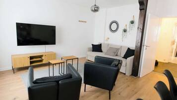 Fernseher, Bücher, Arbeitsbereiche