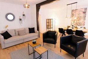 Tv, böcker och kontor