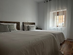 3 bedrooms, iron/ironing board, WiFi, bed sheets