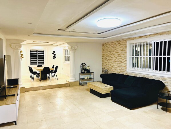 Smart TV - Luxurious 3 Bedroom Apartment with Terrace in Porto-Novo, Agbokou (Porto-Novo)