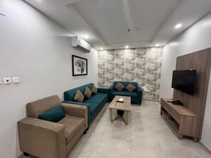 Apartamento família | Sala de estar | TV de tela plana 50 polegadas com canais a cabo