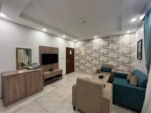 Apartamento família | Sala de estar | TV de tela plana 50 polegadas com canais a cabo