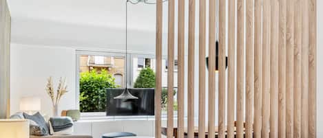 Tabla de planchar con plancha, wifi y ropa de cama