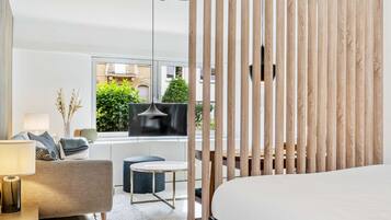 Een strijkplank/strijkijzer, wifi, beddengoed