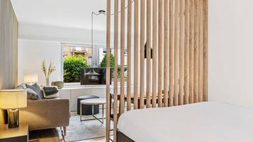 Een strijkplank/strijkijzer, wifi, beddengoed