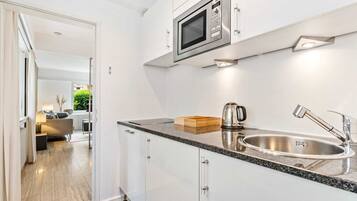 Een koelkast, een microgolfoven, een kookplaat, een vaatwasser