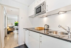 Réfrigérateur, micro-ondes, plaque de cuisson, lave-vaisselle