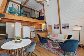 TV, fireplace - Summit View Treehouse By Destination Big Bear: Pet Friendly! Close to Bear Mtn! Walking Distance to Alpine Zoo! (Big Bear Lake)