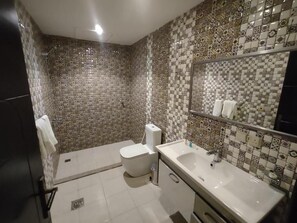 Separate bathtub and shower, rainfall showerhead, designer toiletries - Tu Jardin Al Marwa (Jeddah)