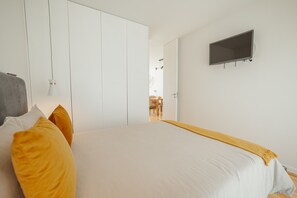 Tabla de planchar con plancha, wifi gratis y ropa de cama 