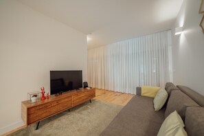 TV - PORTO PANORAMIC VIEWS WITH TERRACE by VACATIONY (Oporto)