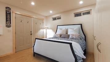 3 habitaciones, escritorio y tabla de planchar con plancha