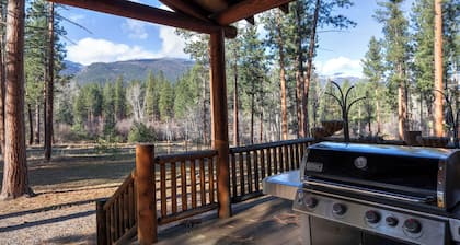 Cozy, secluded log cabin and bunk house w/ mountain views in Stevensville, MT