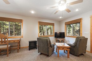 Smart-TV, Kamin, Arbeitsbereiche