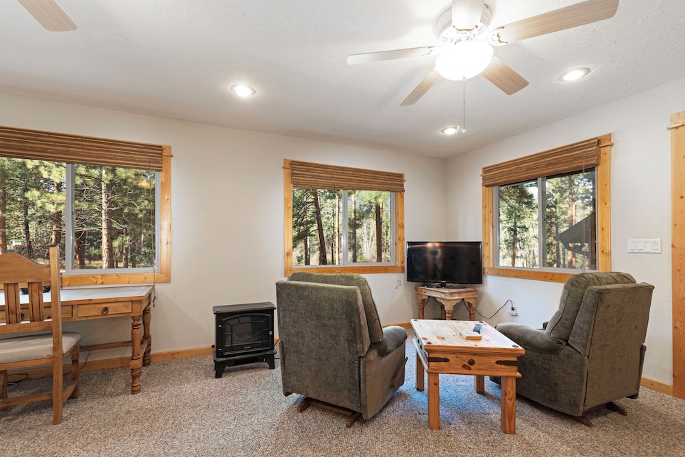 Cozy, secluded log cabin and bunk house w/ mountain views in