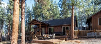 Cozy, secluded log cabin and bunk house w/ mountain views in Stevensville, MT