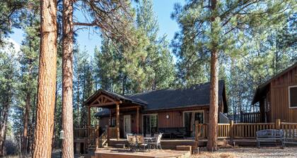 Cozy, secluded log cabin and bunk house w/ mountain views in Stevensville, MT