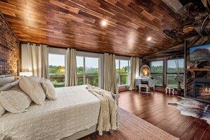 6 habitaciones, escritorio y tabla de planchar con plancha