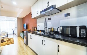 Frigorífic, microones, placa de cuina i cafetera i tetera