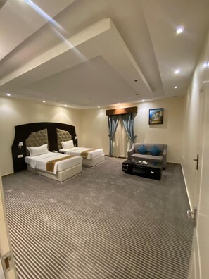 Phòng Suite Executive, quang cảnh thành phố | Nệm có lớp đệm bông, bàn, khu vực làm việc phù hợp cho laptop 