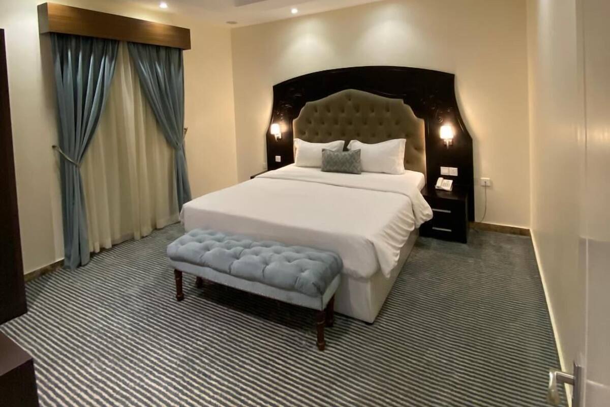 Studio Junior, quang cảnh thành phố | Nệm có lớp đệm bông, bàn, khu vực làm việc phù hợp cho laptop