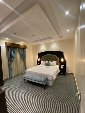 Studio Junior, quang cảnh thành phố | Nệm có lớp đệm bông, bàn, khu vực làm việc phù hợp cho laptop 