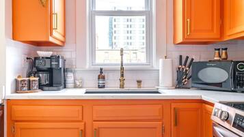 Refrigerador, microondas, horno y parrilla de estufa