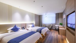 Una habitación de hotel moderna con dos camas, un escritorio, una silla, un televisor y un ventanal con cortinas.