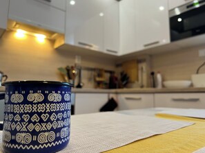 Kylskåp, mikrovågsugn, ugn och spishäll