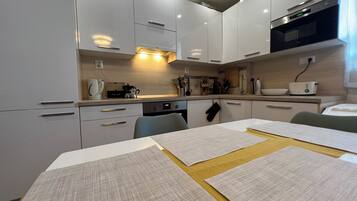 Een koelkast, een magnetron, een oven, een kookplaat