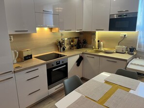 Réfrigérateur, micro-ondes, four, plaque de cuisson