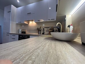 Réfrigérateur, micro-ondes, four, plaque de cuisson