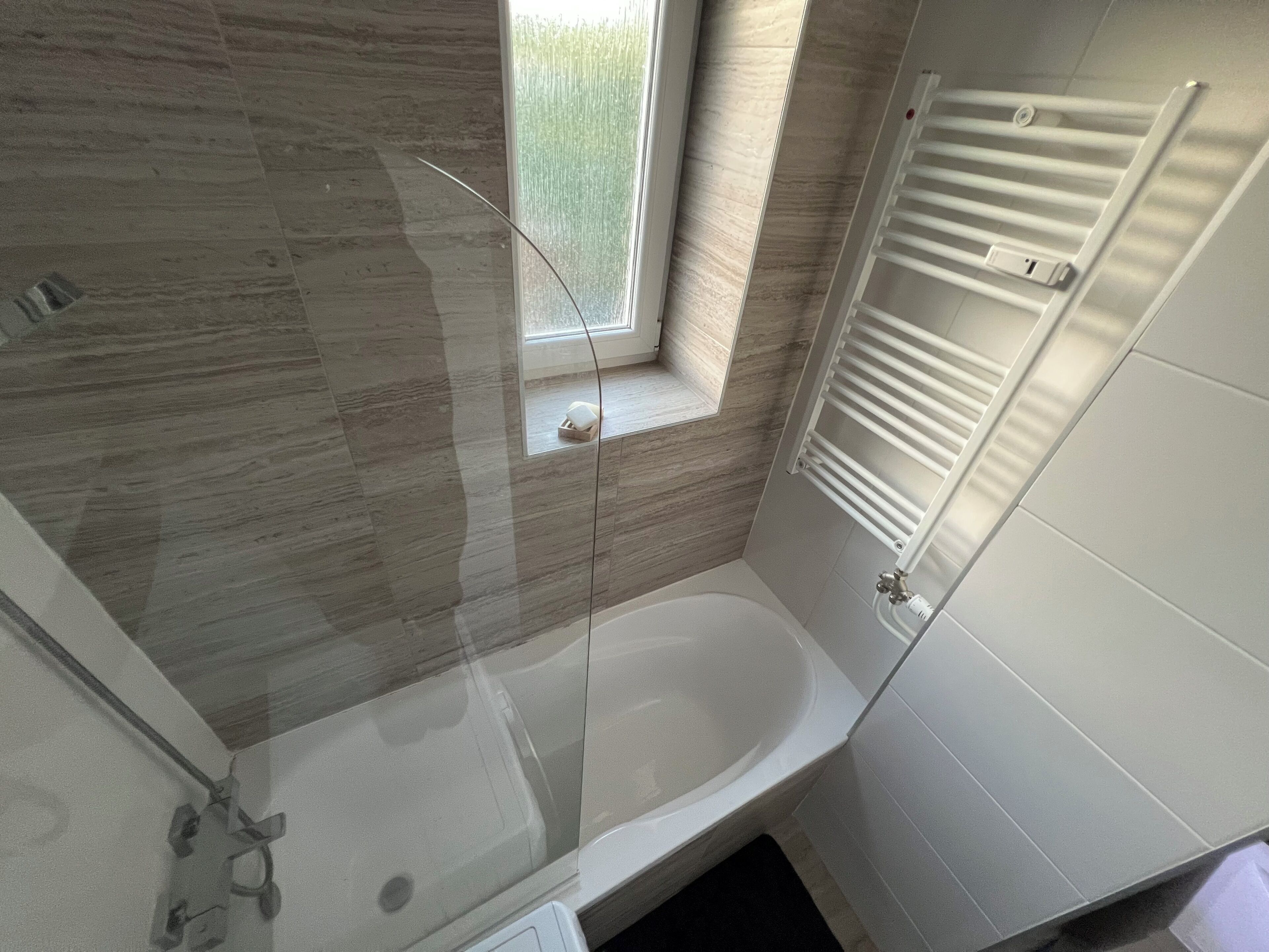 Articles de toilette gratuits, sèche-cheveux, peignoirs