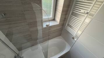 Ilmaiset hygieniatuotteet, hiustenkuivaaja, kylpytakit, pyyhkeet