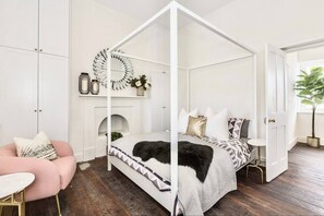 2 habitaciones, tabla de planchar con plancha y cuna de viaje 