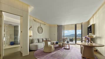 Minibar, caja de seguridad en la habitación y escritorio