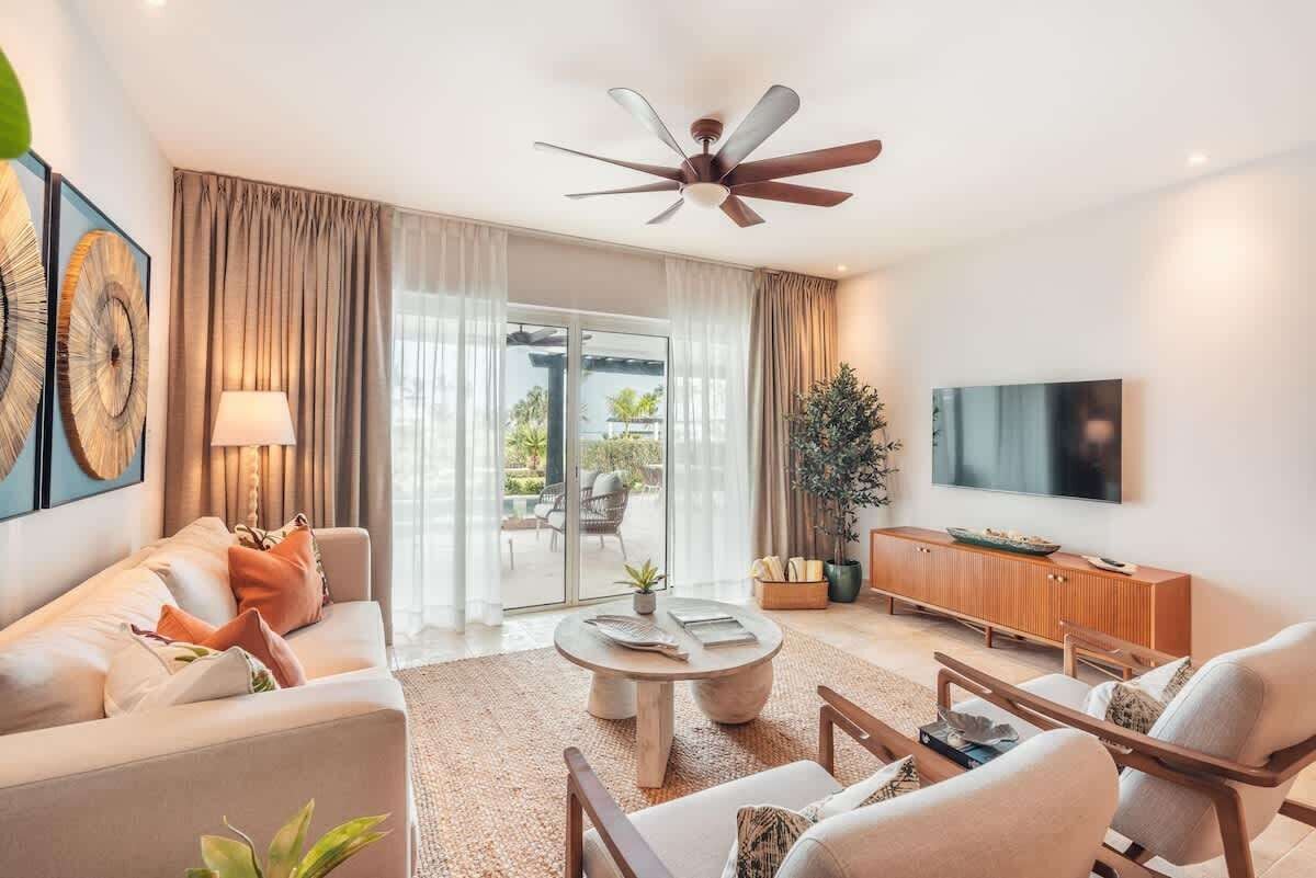 Televisión y oficina 