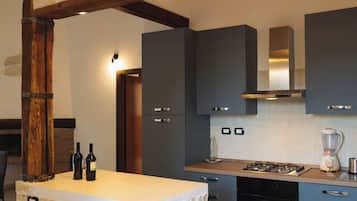 Frigorifero, forno, piano cottura, lavastoviglie