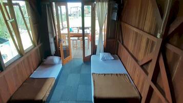 Kamar Double Deluks | Ruang kerja ramah laptop dan seprai linen