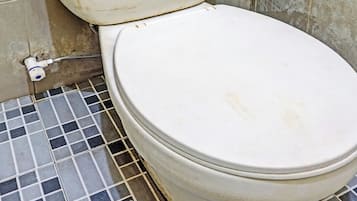 Kamar Double Deluks | Kamar mandi | Shower dan handuk