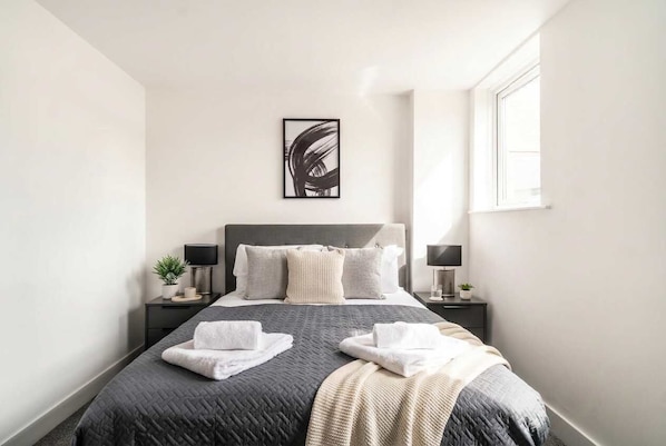 1 bedroom, desk, iron/ironing board, WiFi
