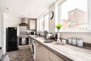 Fridge, microwave, oven, stovetop - Spacious 1 Bed Apartment in Central Wrexham w WiFi (Wrexham)